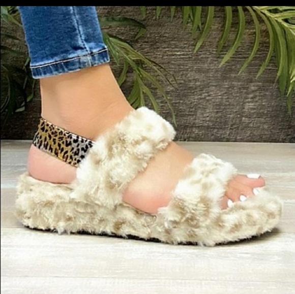 ‼️CLEARANCE PRICE FIRM‼️White Leopard Faux Fur Sandal💥 - Picture 5 of 7